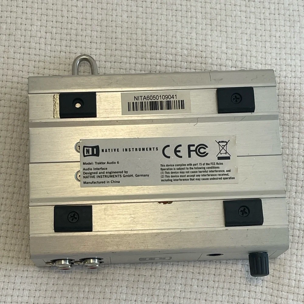 Native Instruments Traktor Audio 6 DJ Interface Set - Picture 3 of 6